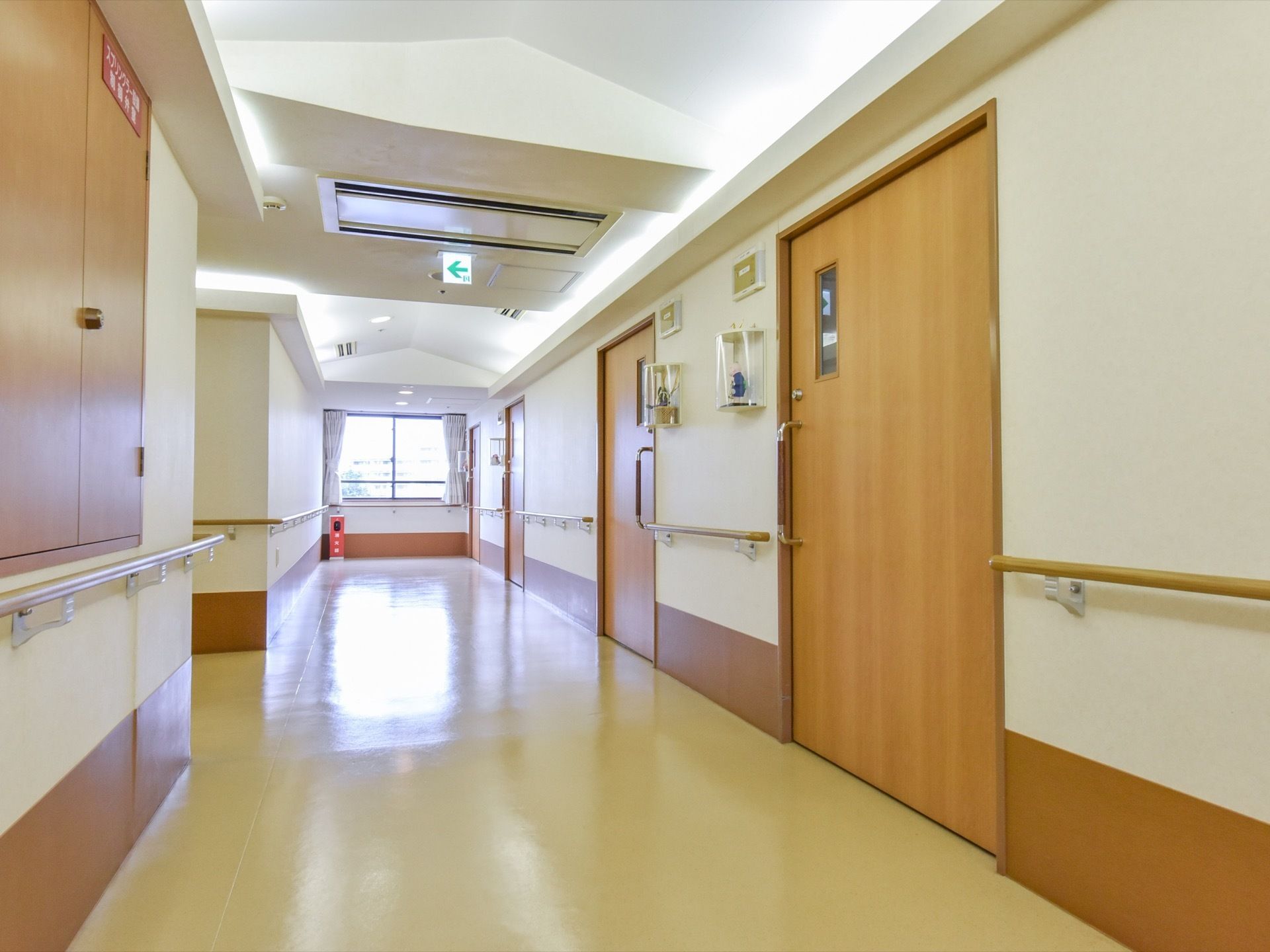 通路の壁には、手すりがあるので、歩行困難な入居者様でも掴まりながら歩くことができる。車椅子でも利用しやすい十分な広さがある。