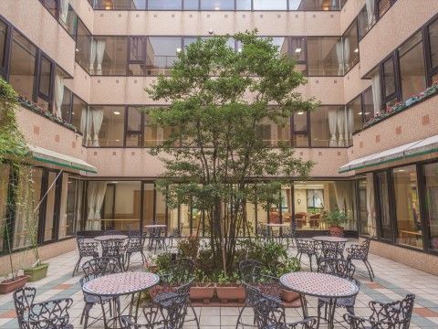 「ニチイホーム はるひ野Ⅱ番館」のライトコート。癒しのある中庭をも設けている。
