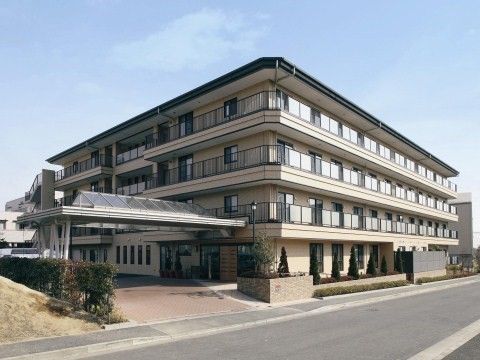 「ニチイホーム はるひ野Ⅱ番館」の外観。出入り口に屋根を設けている。