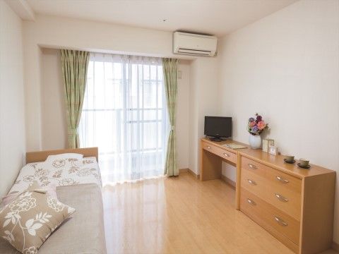 「ニチイホーム はるひ野Ⅱ番館」の居室。温水洗浄機能付トイレや、エアコンを完備している。
