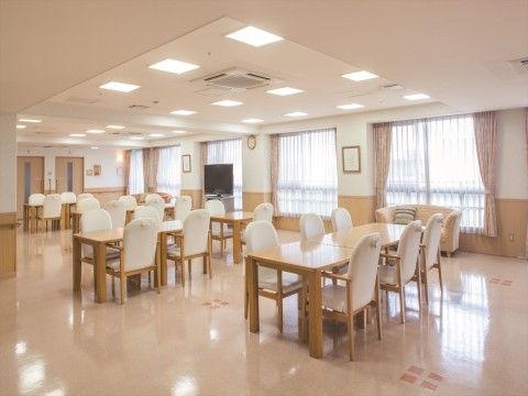 「ニチイホーム はるひ野Ⅱ番館」のリビング＆ダイニング。ご入居者様同士の交流の場としても利用できる食堂。