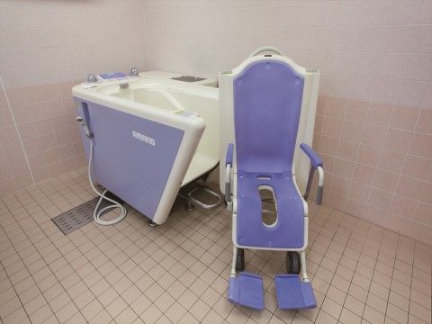 「ニチイホーム はるひ野Ⅱ番館」の特別浴室。介助用の設備も整えている浴室。