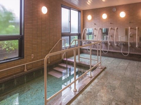 「ニチイホーム はるひ野Ⅱ番館」の一般浴室。ゆったりと入浴できる浴室。