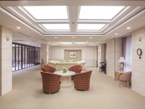 「ニチイホーム はるひ野Ⅱ番館」のエントランスホール。談話スペースを設けている。