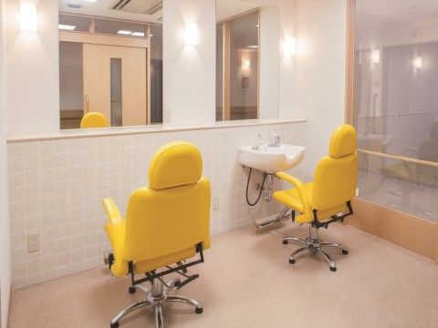 「ニチイホーム はるひ野Ⅱ番館」のヘアーサロン。訪問理美容が受けられる設備がある。