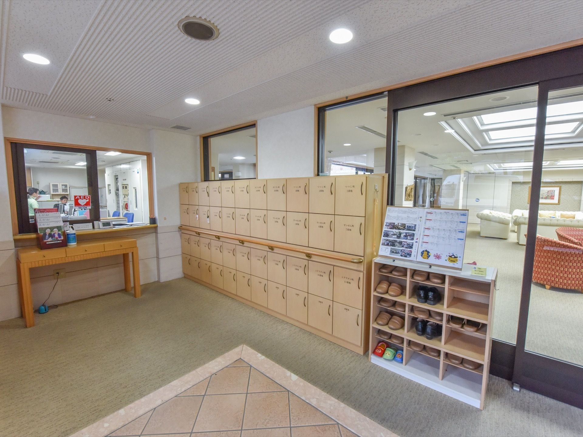 玄関を入って左手に受け付けの窓口がある。下駄箱付近は段差がない。靴入れは扉がある物と、中が見える物がある。