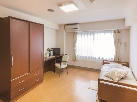 「ニチイホーム 読売ランド前」の居室。プライバシーを確保できる個室。