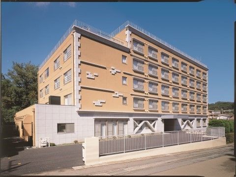 「ニチイホーム 読売ランド前」の外観。５階建の落ち着いたデザインの施設。