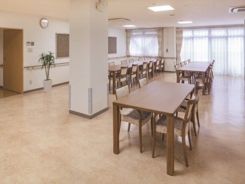「ニチイホーム 読売ランド前」のリビング＆ダイニング。家庭的な雰囲気の食堂。