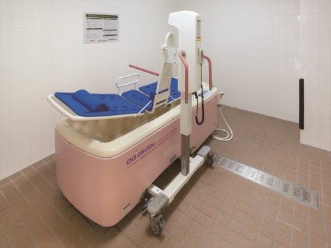 「ニチイホーム 読売ランド前」の特別浴室。入浴介助用の設備も整えている浴室。