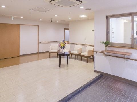 「ニチイホーム 読売ランド前」のエントランスホール。バリアフリー構造の玄関。