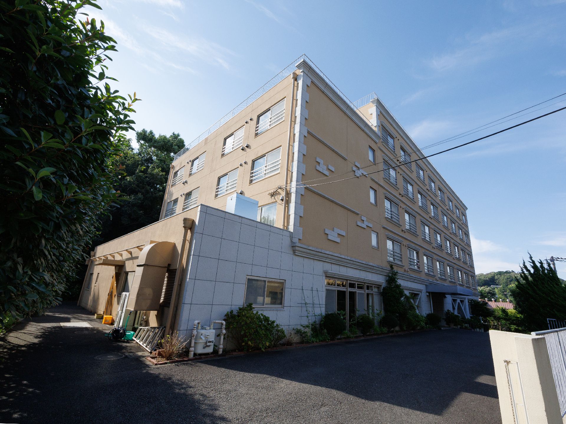 ベージュを基調とした地上５階建の老人ホーム
