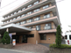 静かな通りに面した介護施設