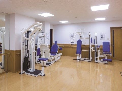 「ニチイホーム 登戸」の機能訓練室。健康維持に役立てられるトレーニングルームを完備している。
