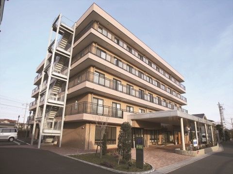 「ニチイホーム 登戸」の外観。マンションのような雰囲気の佇まい。