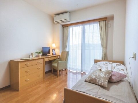 「ニチイホーム 登戸」の居室。温水洗浄機能付トイレを完備している。