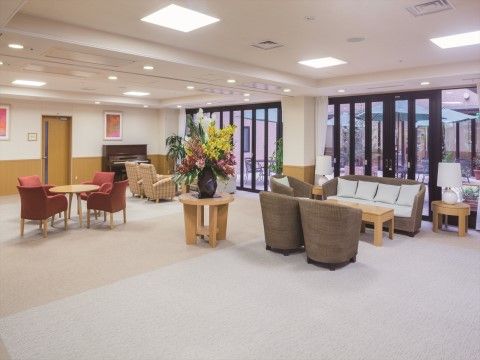 「ニチイホーム 登戸」のエントランスホール。待ち合わせにも便利な、談話スペースを設けている。