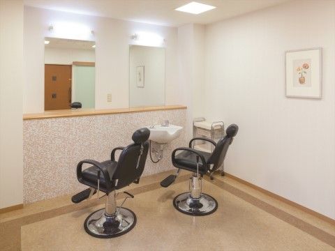 「ニチイホーム 登戸」のヘアーサロン。理美容の訪問サービスが受けられる設備がある。
