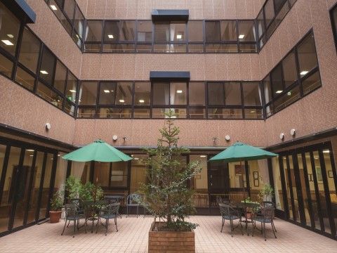 「ニチイホーム 登戸」のライトコート。屋外の共有スペース。