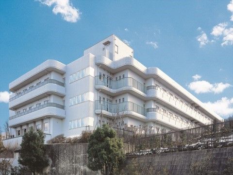 「ニチイホーム たまプラーザ」の外観。白を基調としたシンプルなデザインの建物。