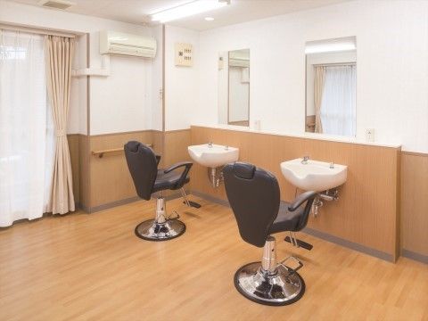 「ニチイホーム たまプラーザ」のヘアーサロン。理美容が受けられる設備がある。