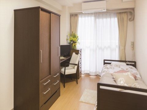 「ニチイホーム たまプラーザ」の居室。エアコンを完備している。