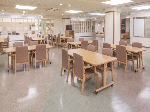 「ニチイホーム たまプラーザ」のリビング&ダイニング。広々とした開放感のある食堂。