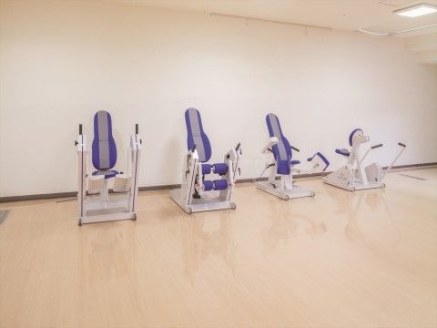 「ニチイホーム たまプラーザ」の介護予防フィットネススペース。トレーニングマシンを完備している。