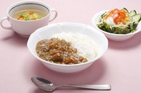 「ニチイホーム たまプラーザ」のお食事(選べるメニュー)。その日の気分で選べるお食事もある。