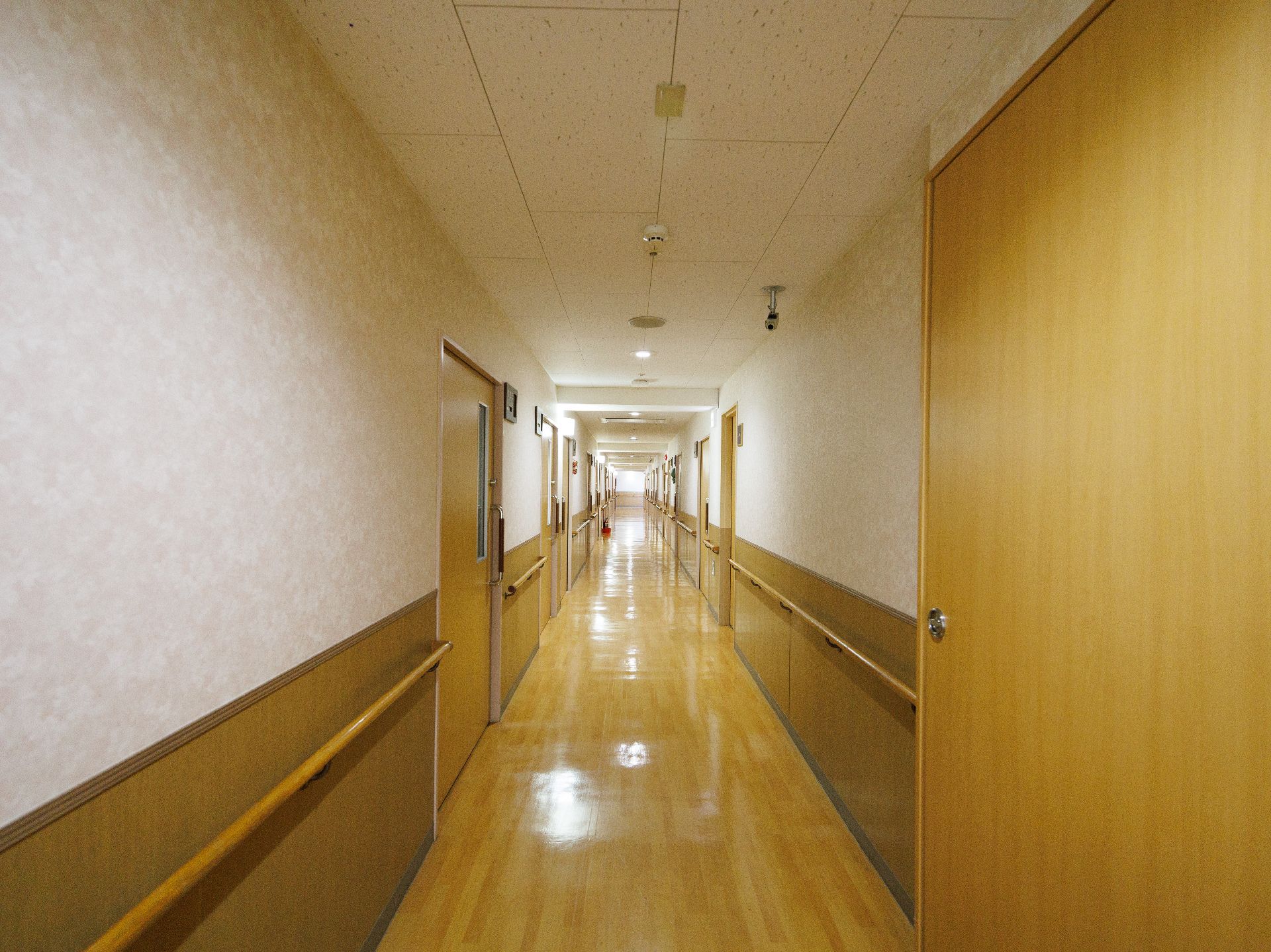 ゆっくりとお進みいただける、手すりの付いた廊下