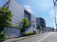 静かな街角にある施設
