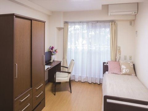 「ニチイホーム 鷺沼」の居室。暖房便座機能付トイレを完備している。