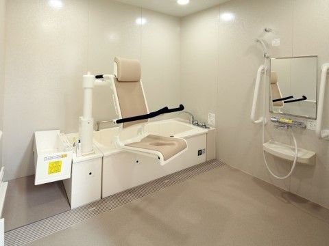 「ニチイホーム 鷺沼」の個人浴室（イメージ）。手すりを設けている。