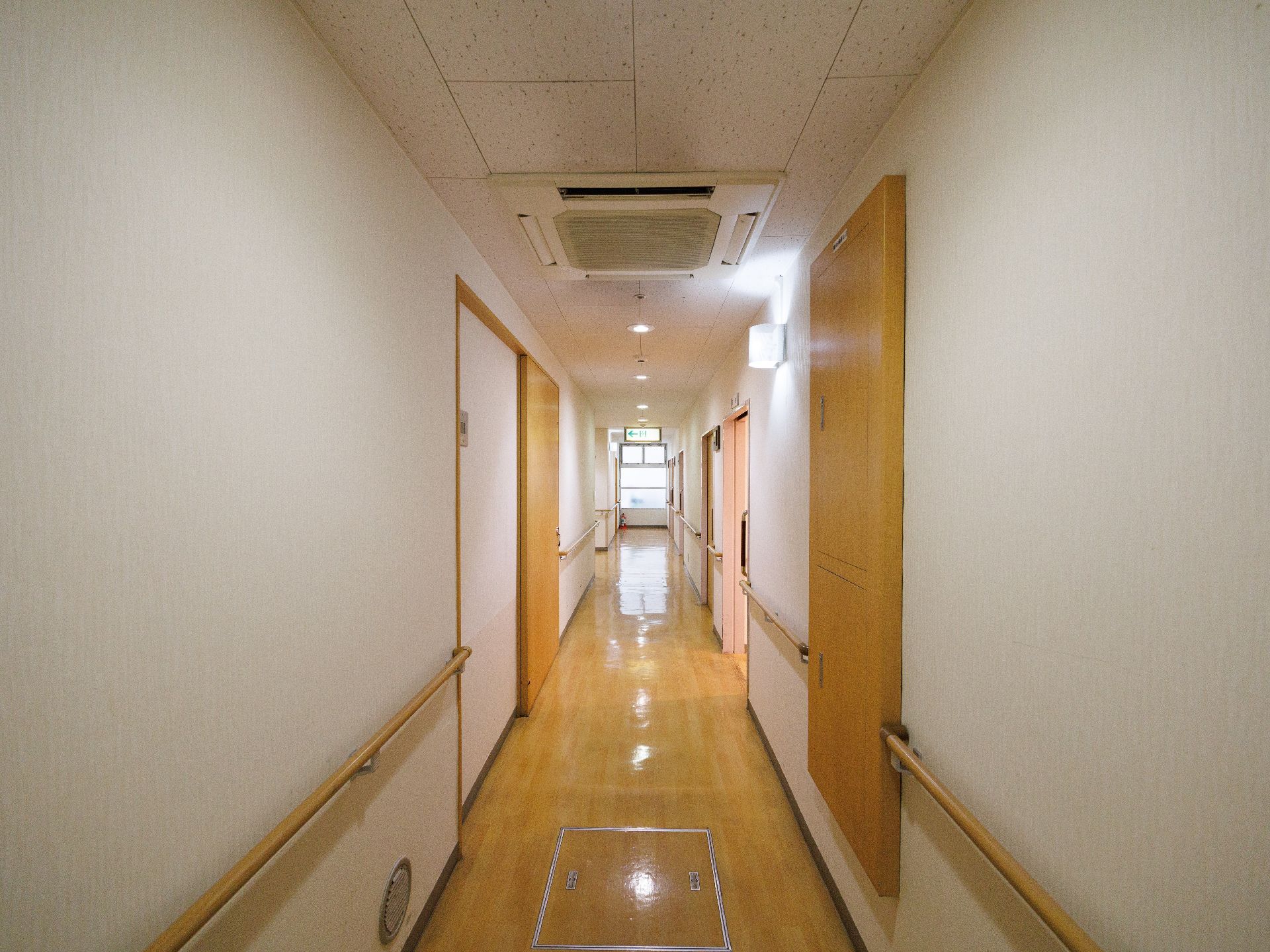 手すりを完備した廊下