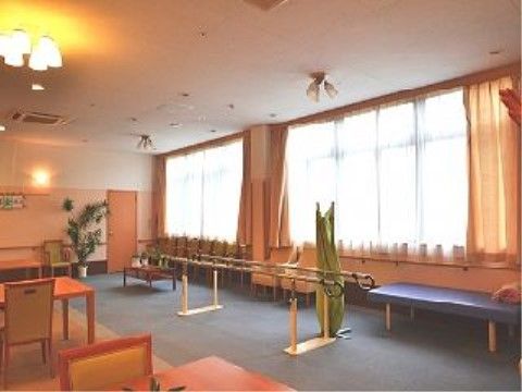 平行棒やテーブルセットが設置された共有スペース
