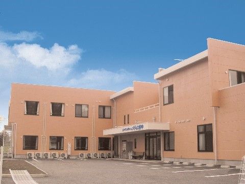 「スマイリングホーム メディス安中」の外観。駐車スペースを設けている。