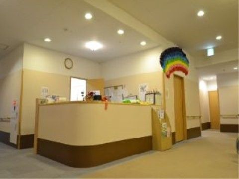 「スマイリングホーム メディス安中」の受付ルーム。施設の出入りの際はスタッフが笑顔で迎えてくれる。