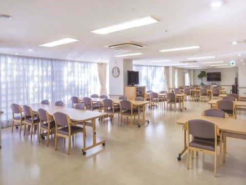 「ニチイホーム 鷺沼南」のリビング＆ダイニング。広々とした開放感のある食堂。