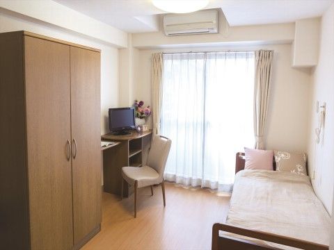 「ニチイホーム 鷺沼南」の居室。エアコンやトイレを完備している居室。