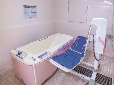 「ニチイホーム 鷺沼南」の特別浴室。入浴の介助用設備を整えている。