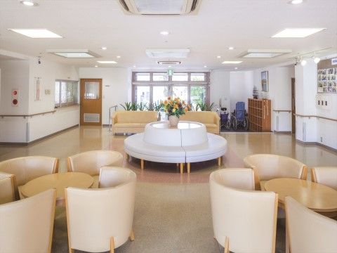 「ニチイホーム 鷺沼南」のエントランスホール。憩いの場として利用できるソファが配置されている。