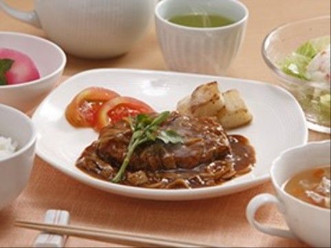 「ニチイホーム 鷺沼南」のお食事。通常メニューと選べるメニューがある。
