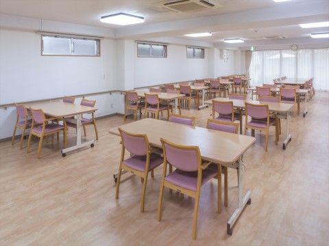 「ニチイホーム 元住吉」のリビング＆ダイニング。交流の場としても利用できる食堂。