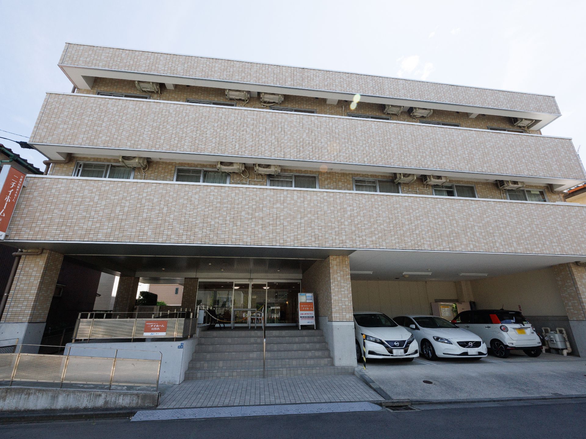 ベージュを基調とした地上３階の老人ホーム