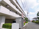 住宅街にある明るい介護施設