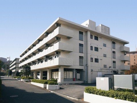 「ニチイホーム 仲町台」の外観。港北ニュータウンに位置する施設。