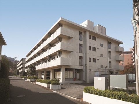 「ニチイホーム 仲町台」の外観。シンプルなデザインの施設。