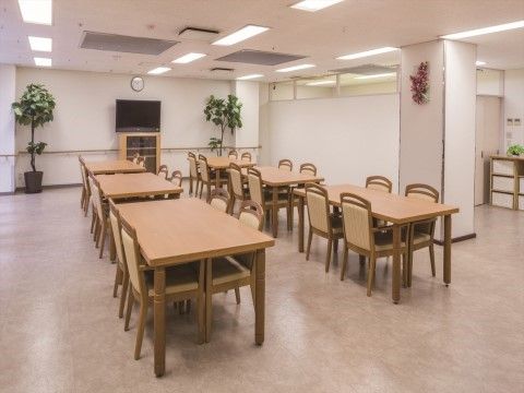 「ニチイホーム 仲町台」のリビング＆ダイニング。お食事以外に、イベントでも利用されるスペース。