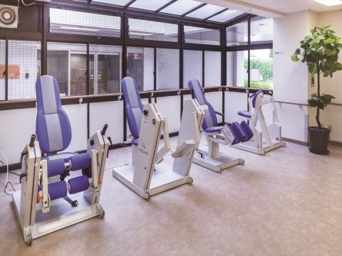 「ニチイホーム 仲町台」の介護予防フィットネススペース。マシンを使用してトレーニングできる。