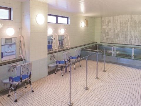 「ニチイホーム 仲町台」の一般浴室。手すりを設けている。